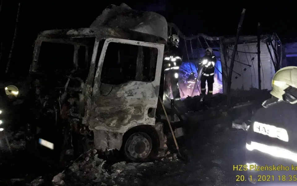 Z kamionu s nákladem dřevěných palet zbylo po požáru jen ohořelé torzo