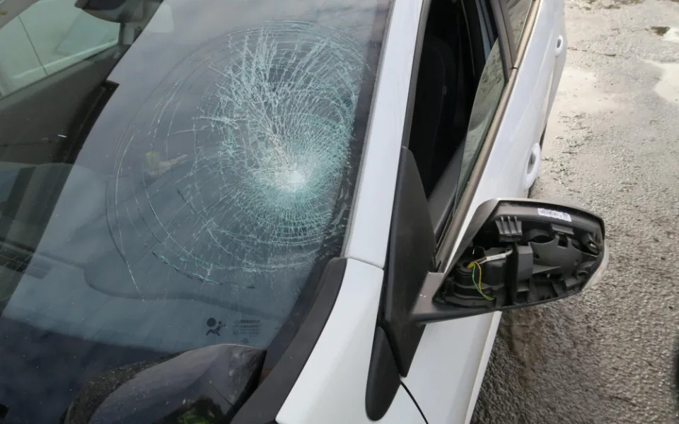 Při pádu popelář poškodil čelní sklo a zpětné zrcátko osobního automobilu