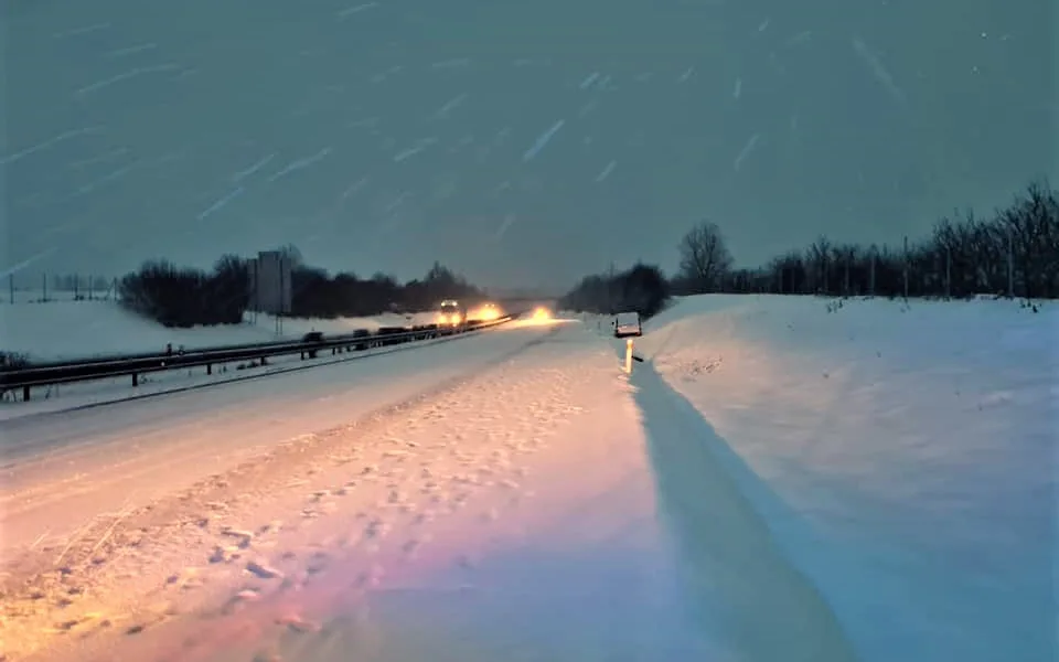 Na západě Čech má v sobotu napadnout až 10 cm sněhu, lze očekávat komplikace v dopravě.