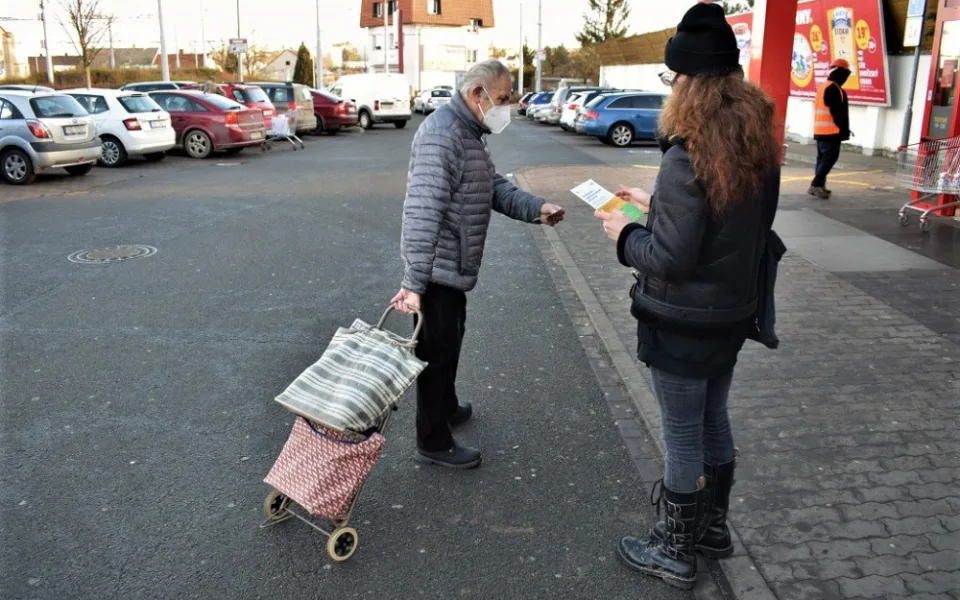Dobrovolníci roznáší tisíce letáků, o nabídce pomoci chce dát město vědět všem seniorům