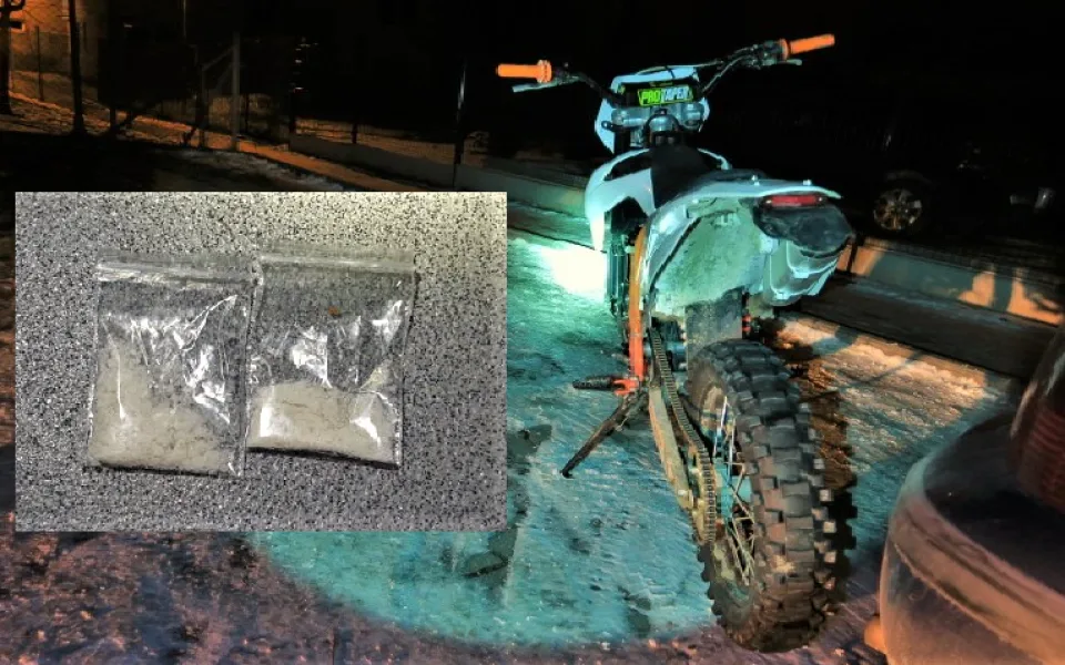 Zadržený motorkář měl po kapsách sáčky s drogou