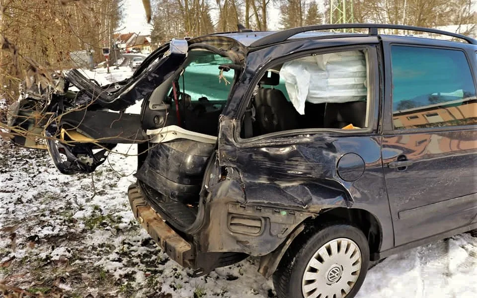 Takto dopadl automobil po střetu s vlakem na nechráněném přejezdu