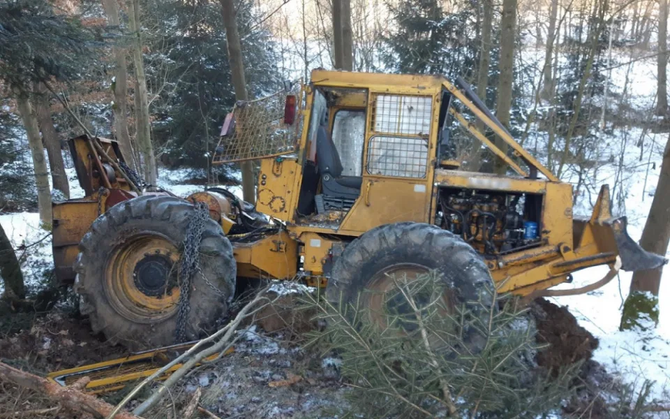 Těžební traktor se i s řidičem skutálel ze svahu