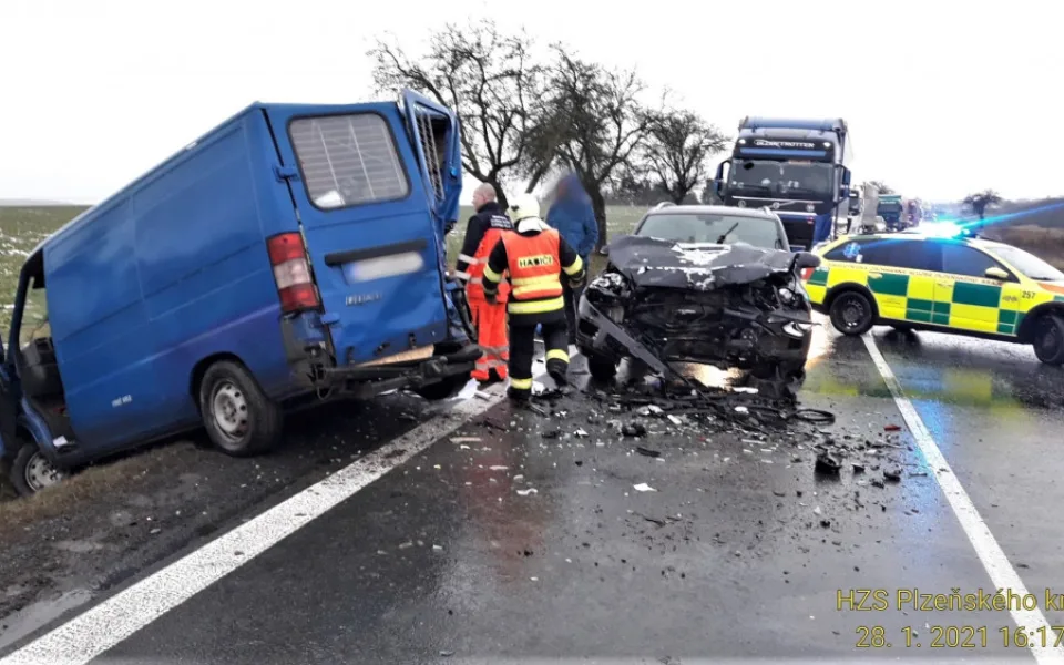Srážka tří automobilů ochromila provoz na I/26 u Stodu, při nehodě se zranily dvě děti