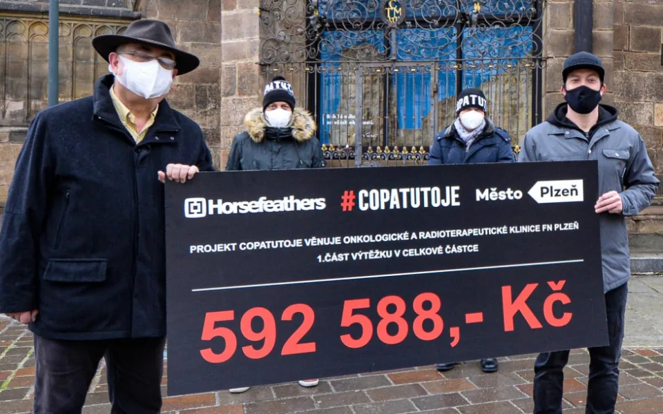 Plzeňská kolekce #COPATUTOJE vynesla už téměř 600 tisíc pro onkologickou kliniku