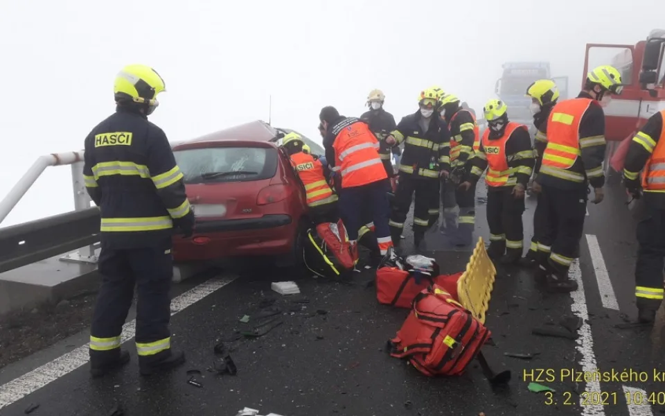 Kamion převážející dřevo se srazil s osobákem, silnice je zcela uzavřena