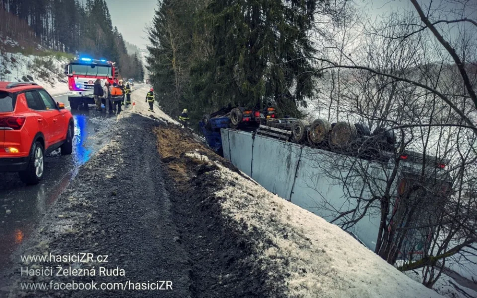 Kamion se u Železné Rudy zřítil ze srázu a zůstal převrácený na střeše