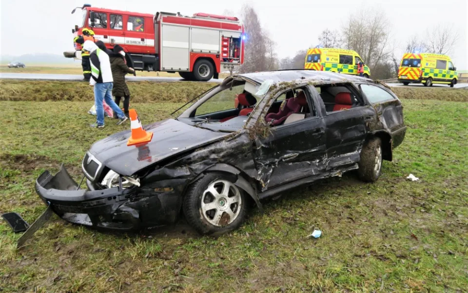 Spolujezdci vyletěli ven z havarovaného vozidla, neměli zapnuté bezpečnostní pásy