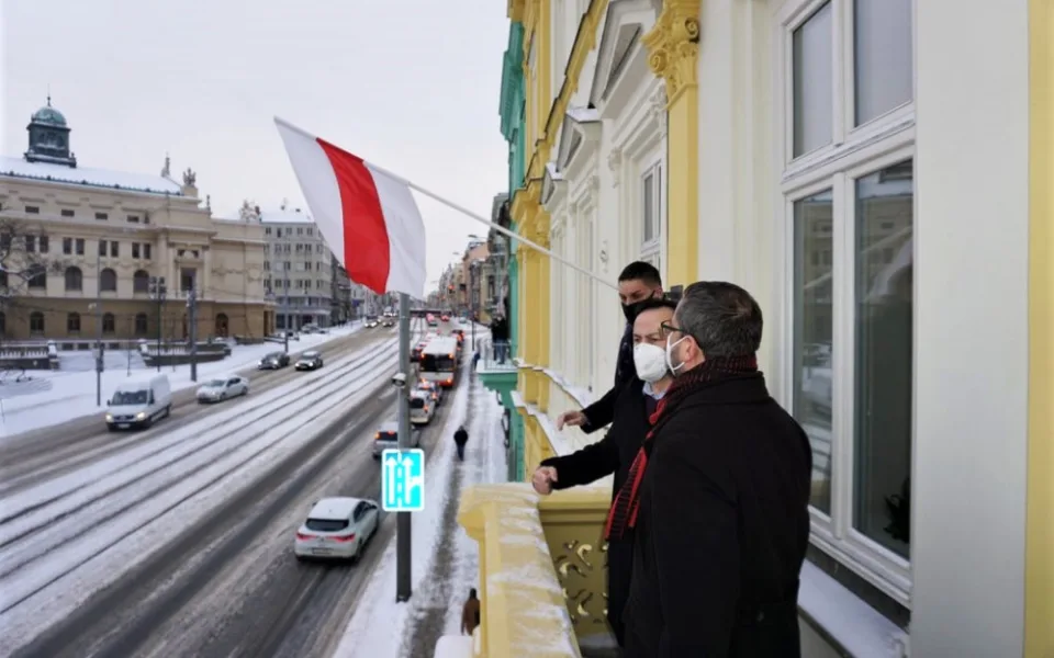 Na budově radnice centrálního plzeňského obvodu zavlála běloruská vlajka
