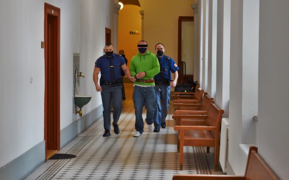 Střepem ze sklenice mu podřízl hrdlo, nyní čelí obžalobě z pokusu vraždy