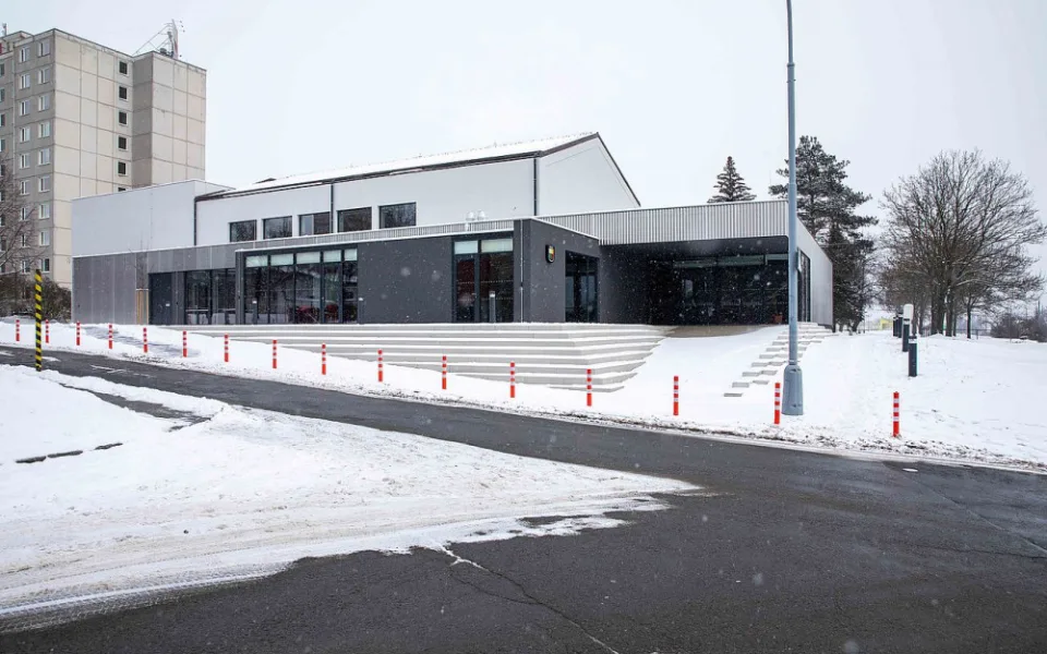 Velkokapacitní očkovací místo Plzeňského kraje bude v objektu elektrotechnického učiliště v Plzni na Skvrňanech