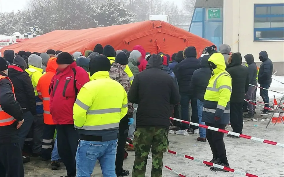 Řidičům kamionů na přechodu v Rozvadově tečou nervy, stojí v dlouhé frontě na testování