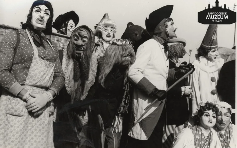 Masopustní průvod v Bušovicích roku 1975.