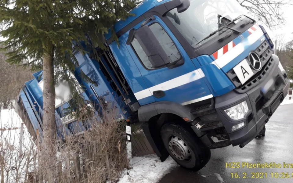 Vůz popelářů zůstal viset mimo vozovku, nejspíš sklouzl po zasněžené krajnici
