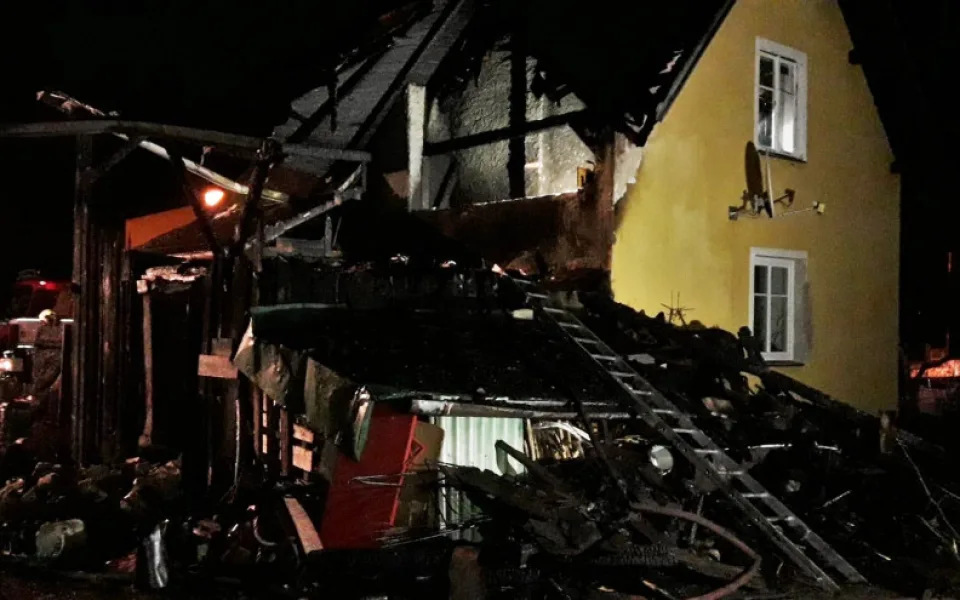 Požár zničil přístavek a střechu rodinného domu, jeden z hasičů se lehce zranil