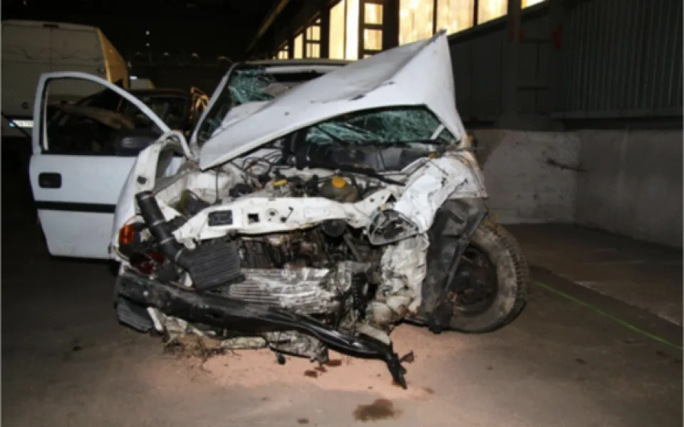 Zloděj z garáže kromě nářadí ukradl i auto, pak se vyboural a skončil v nemocnici