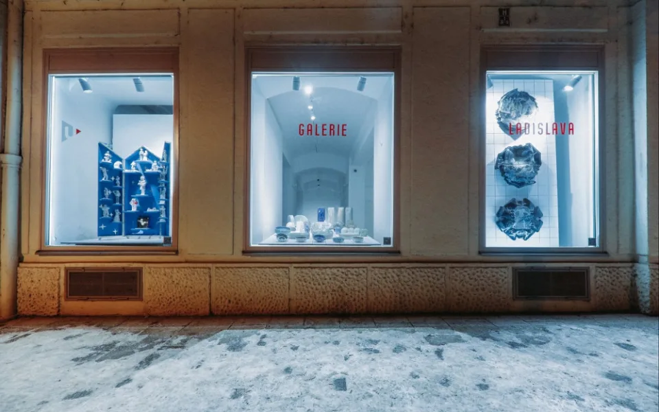 Ve výlohách Galerie Ladislava Sutnara je možné obdivovat díla studentů keramického designu