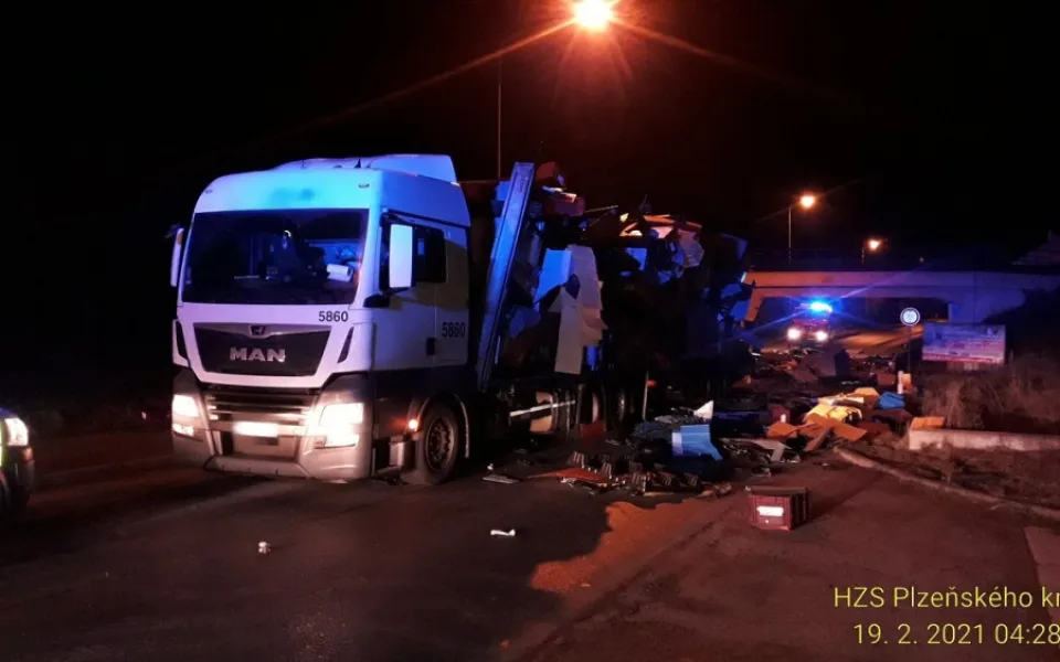 Kamion se nevešel pod viadukt, náklad rozsypal všude kolem