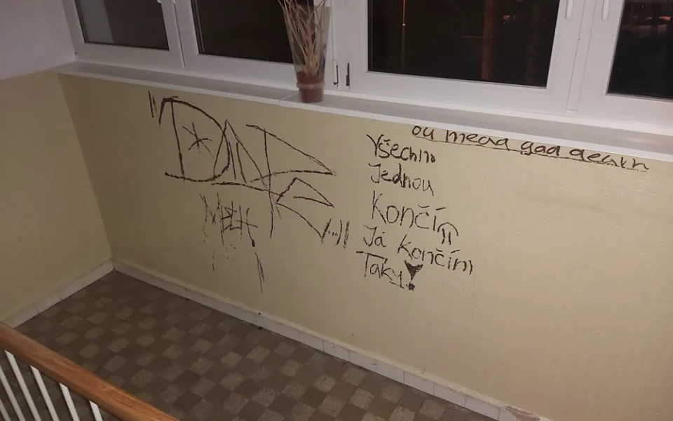 Všechno jednou končí, já končím taky. Neznámý vandal se v paneláku vypsal ze svých pocitů