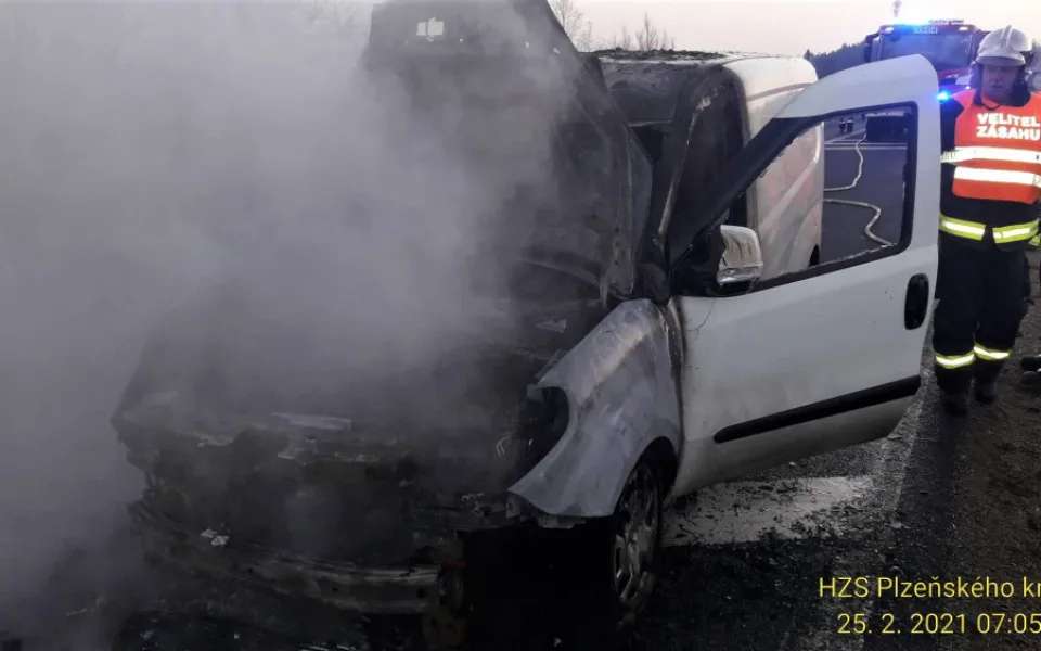 Dodávka začala hořet za jízdy na dálnici D5 nedaleko od Plzně