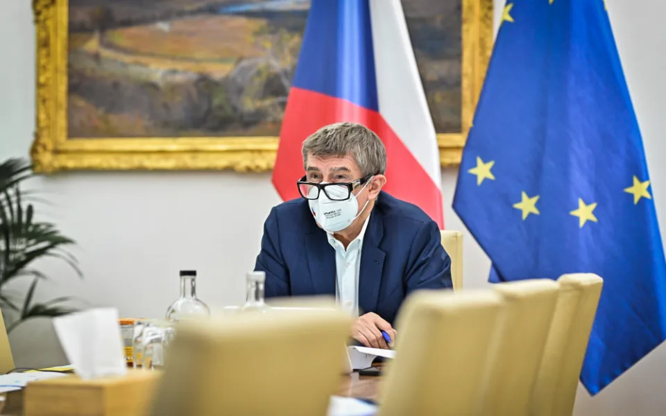 Vláda schválila nový nouzový stav, od pondělí na tři týdny výrazně omezí pohyb osob