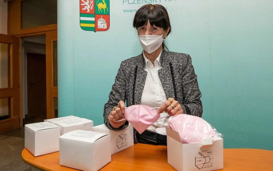 Hejtmana Ilona Mauritzová s materiální pomocí pro pěstounské rodiny