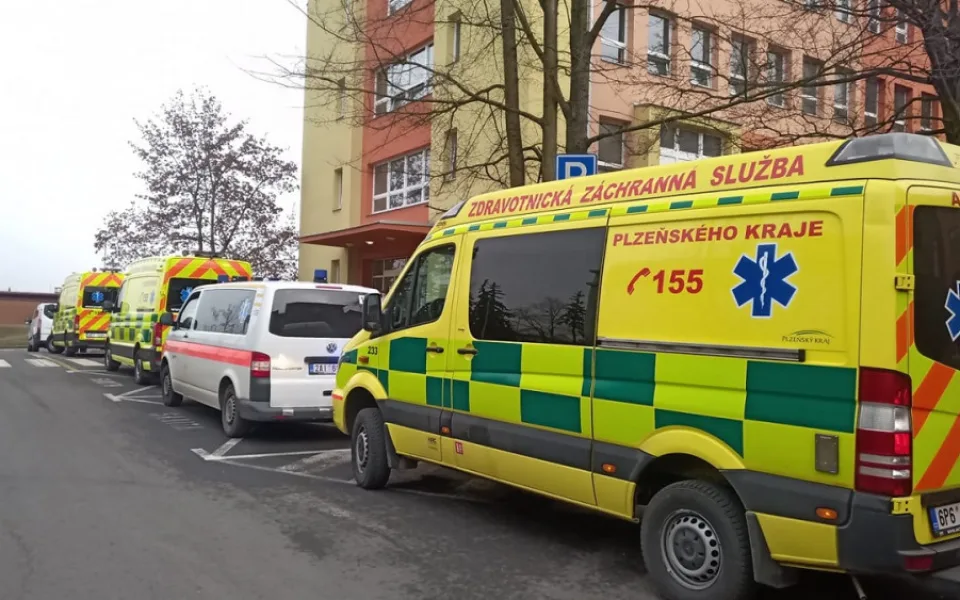 Výjezdy záchranářů překračují rekordy, lidé i s příznaky chodí do práce nebo na nákup