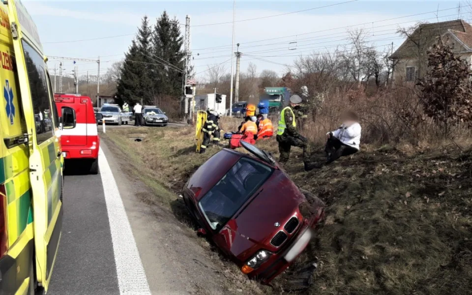 Senior utrpěl vážné zranění hlavy při střetu bavoráku s návěsem náklaďáku