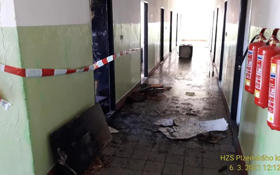 Po výbuchu a požáru v plzeňské ubytovně vyskočil z okna popálený muž, utrpěl vážná zranění