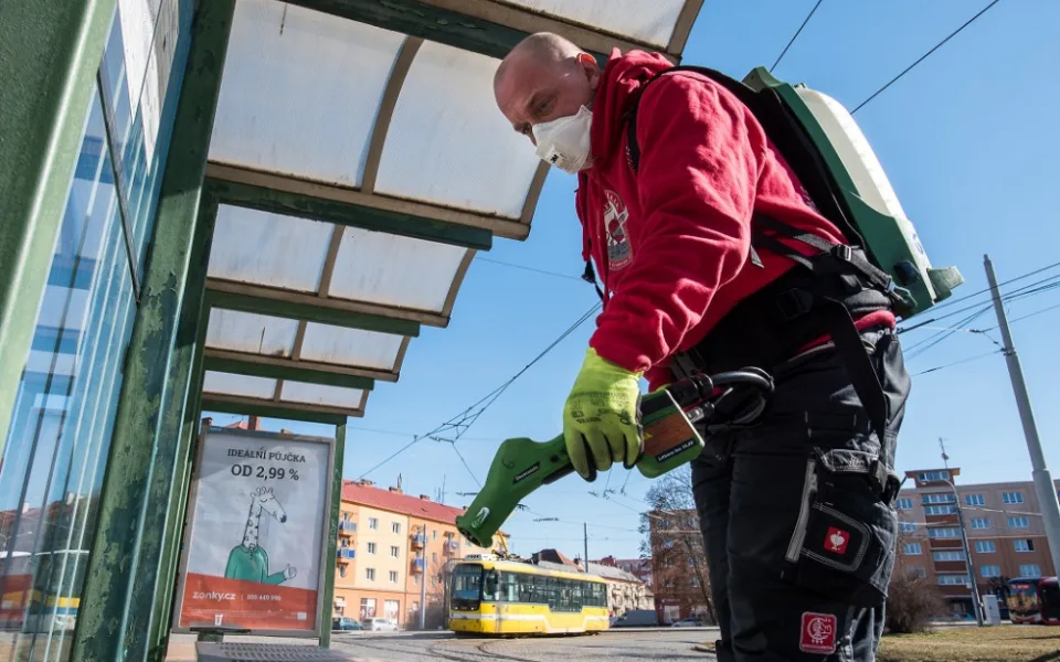 Ohniskovou dezinfekci vnějších veřejných prostor zahájilo také město Plzeň