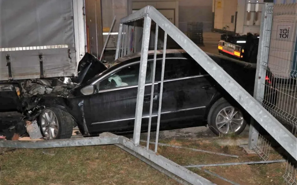 Silně opilý řidič prolétl bránou a napasoval vůz pod ostavený přívěs