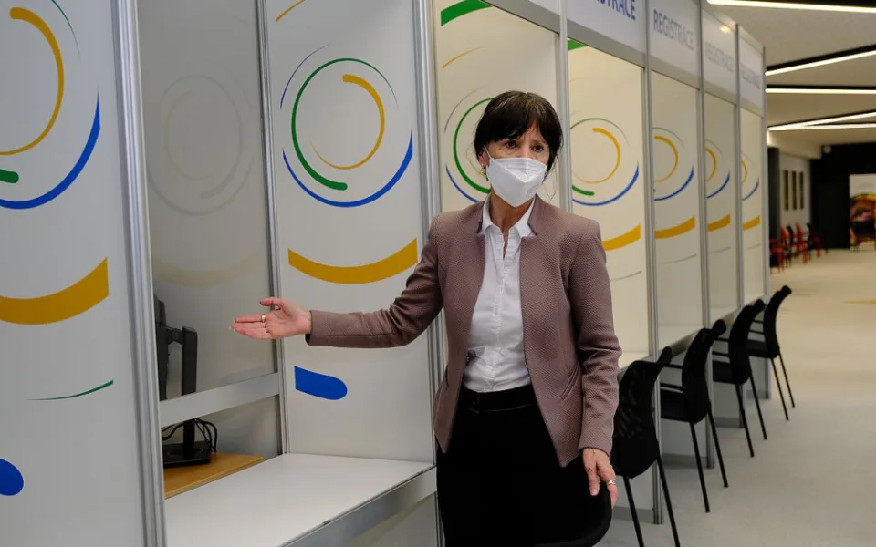 Hejtmanka Ilona Mauritzová představuje velkokapacitní očkovací místo Plzeňského kraje