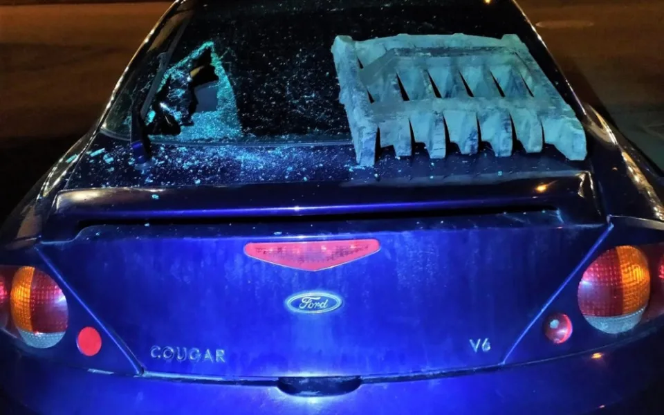 Opilec zasekl kovový kanál do zadního okna zaparkovaného automobilu
