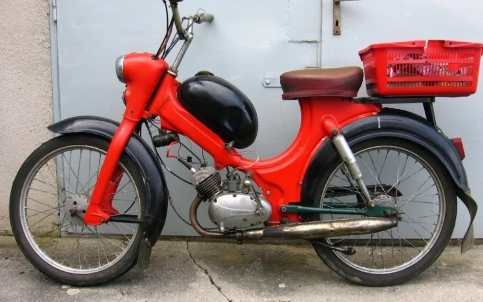 Velká krádež starých mopedů, zloděj si je odvezl ze zamčené garáže