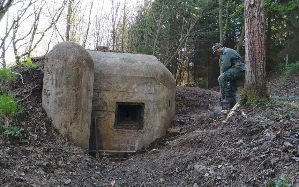 Když nemají školu, chodí a čistí bunkry. Čtyři chlapci, by zde rádi vytvořili malé muzeum