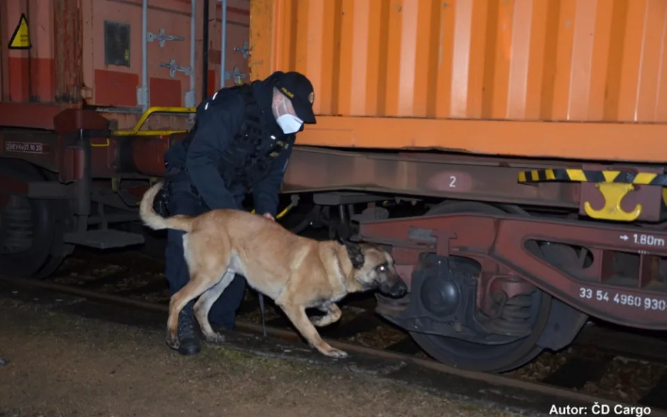 Velké manévry u nákladního vlaku z východní Evropy, policisté pátrali po migrantech