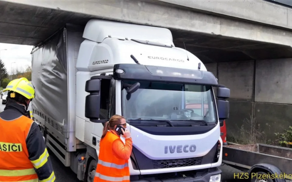 Nepozorní řidiči nerespektují značky upozorňující na výšku mostu, ztrácí náklad a demolují viadukty