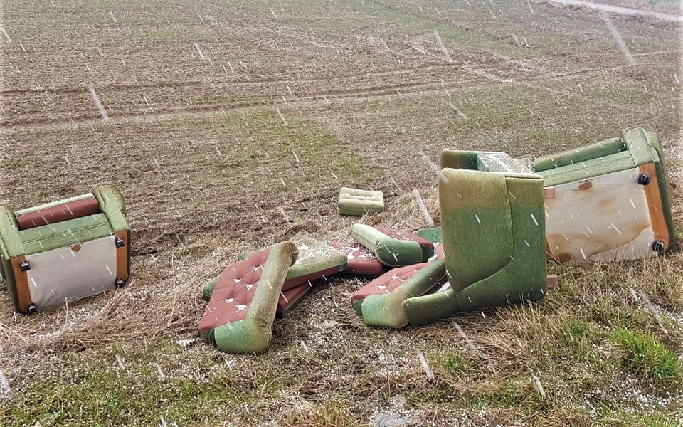 V tomto případě se kdosi zbavil starého nábytku a shodil ho ze silnice rovnou na pole