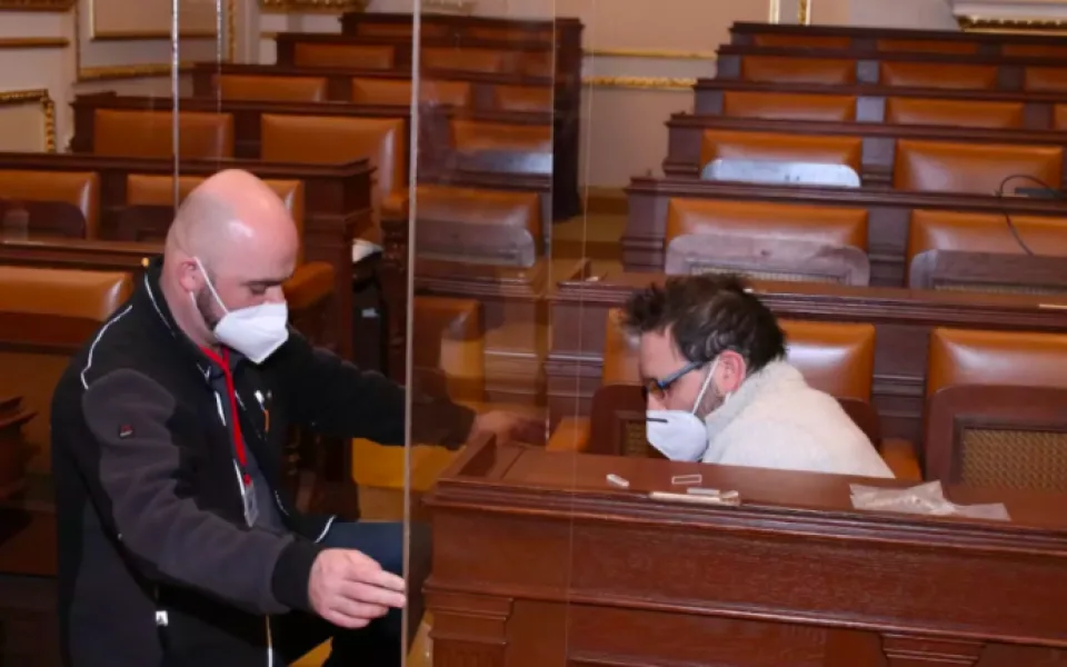 Plexisklo pro Volného a Bojka zaplatí daňoví poplatníci