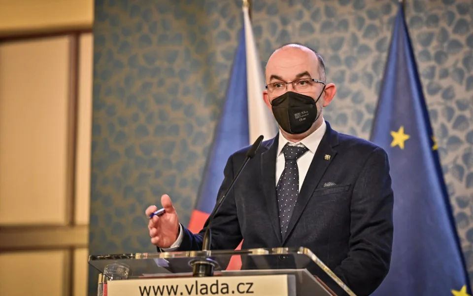 Vláda chce prodloužit nouzový stav o 30 dnů. Testovat se začnou i OSVČ a zaměstnanci malých firem