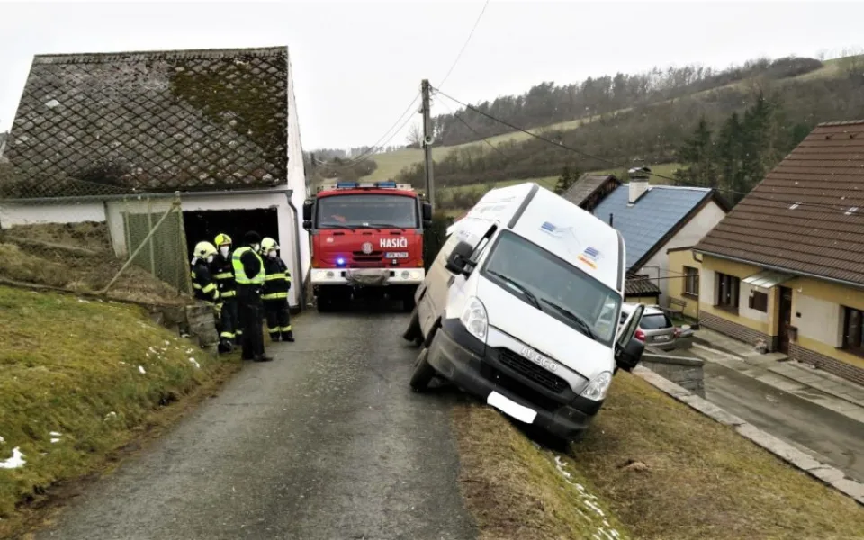 Řidiči přeběhla přes cestu kočka, lekl se, strhnul volant a havaroval