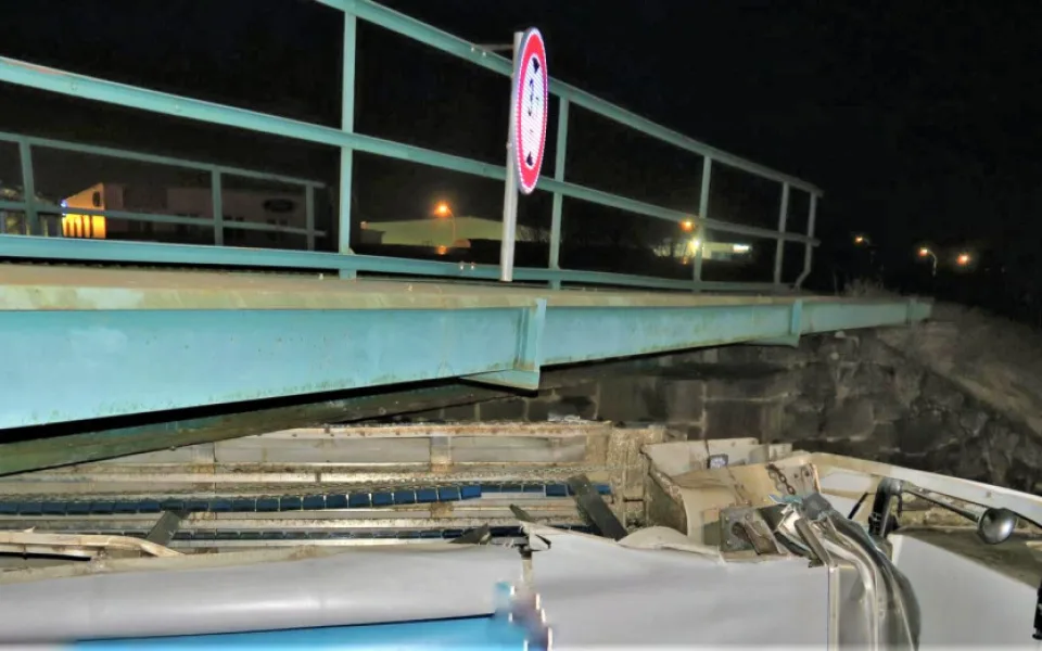 Náklaďák dnes ráno očesal o známý viadukt svůj návěs
