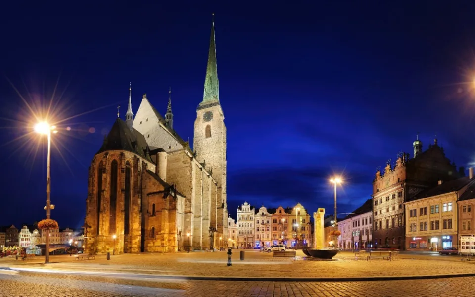 V Plzni potemní katedrála, radnice i muzeum, připojí se tak k akci Hodina Země