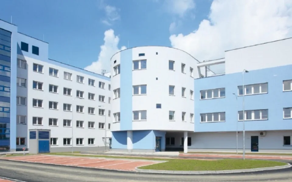Dobrovolníci své poděkování zdravotníkům promítnou přímo na budovu nemocnice