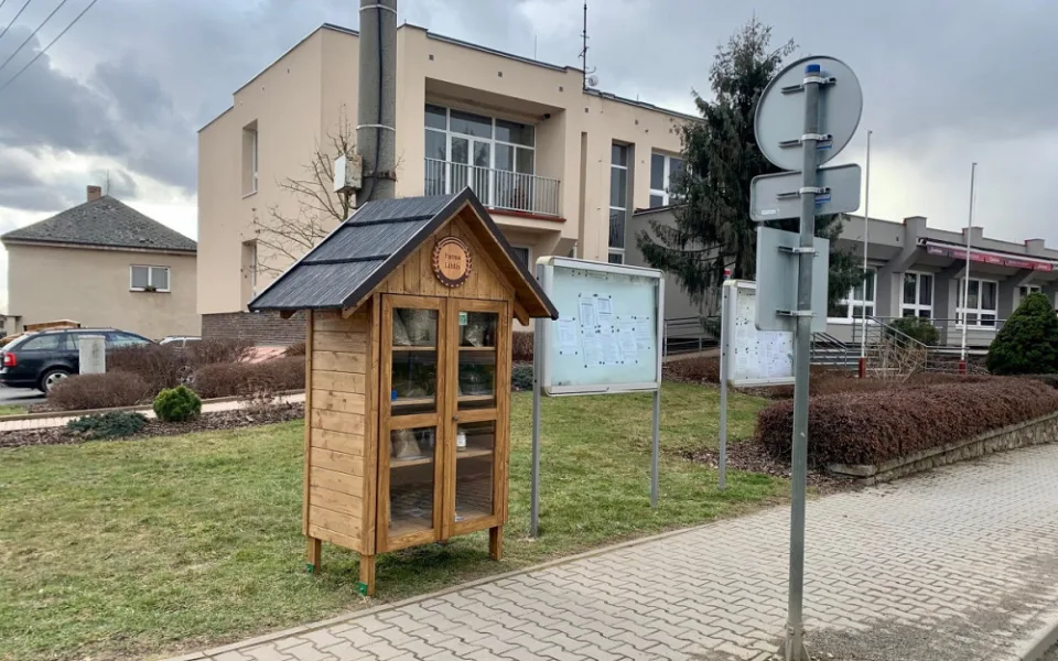 Samoobslužné boudičky s krmením pro zvěř sklízí úspěch, vše je založeno na důvěře