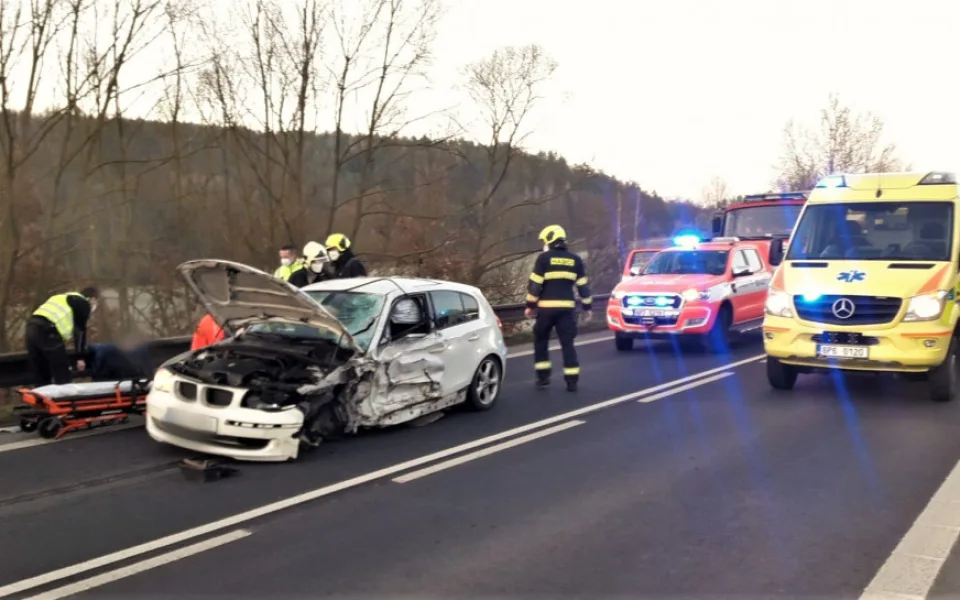 Řidič BMW přejel do protisměru a srazil se s náklaďákem převážejícím stavební stroj
