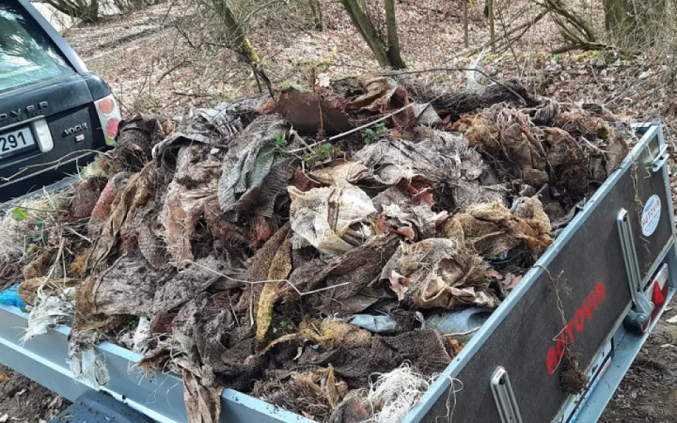 Prázdné lahve i použité roušky. Dobrovolníci sesbírali stovky kilo odpadu