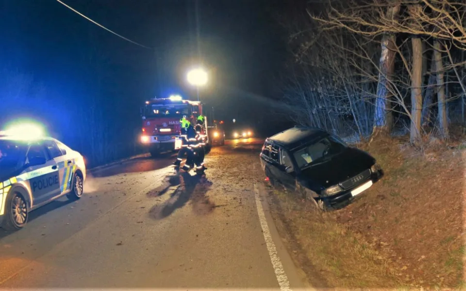 Po šílené honičce s policií se zdrogovaný řidič zapíchl s AUDI A4 do příkopu