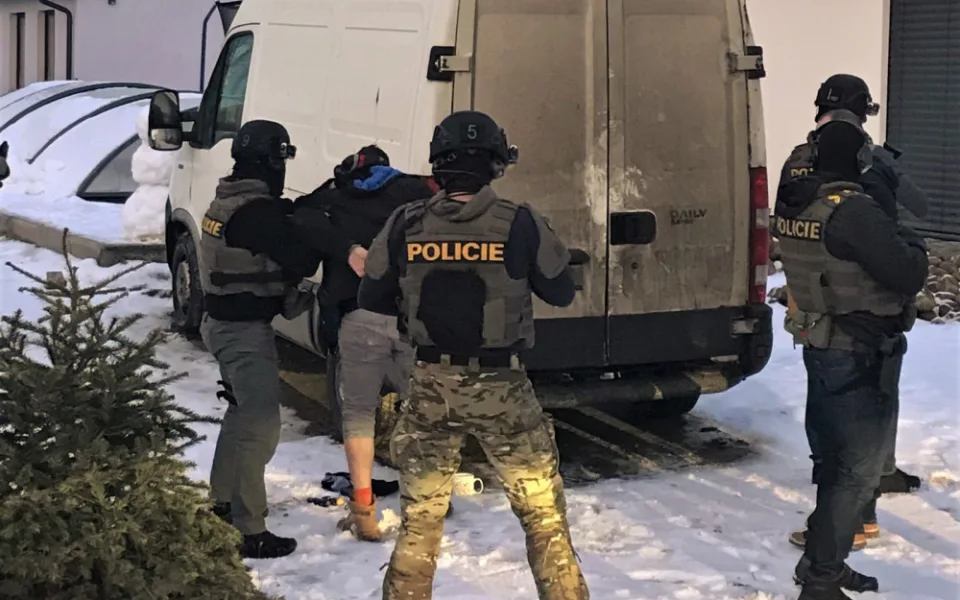 Policisté zatýkají majitele pěstírny konopí