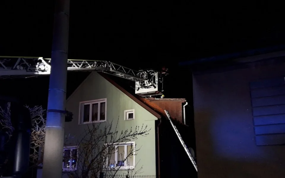 Požár rodinného domu zcela zničil střechu a podkroví